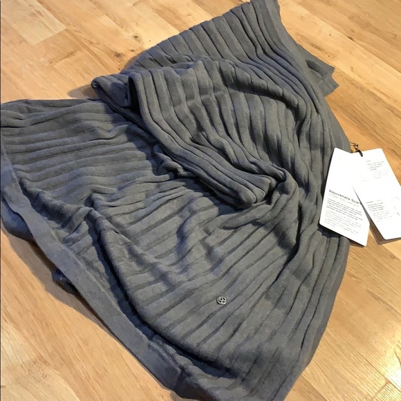 Lululemon rejuvenate scarf in grey purple - Picture 2 of 4